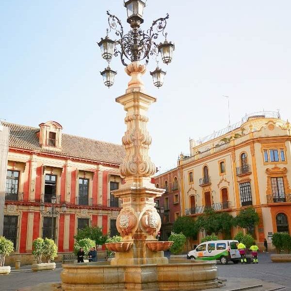 gatelykt med fontene utenfor Sevilla katedralen