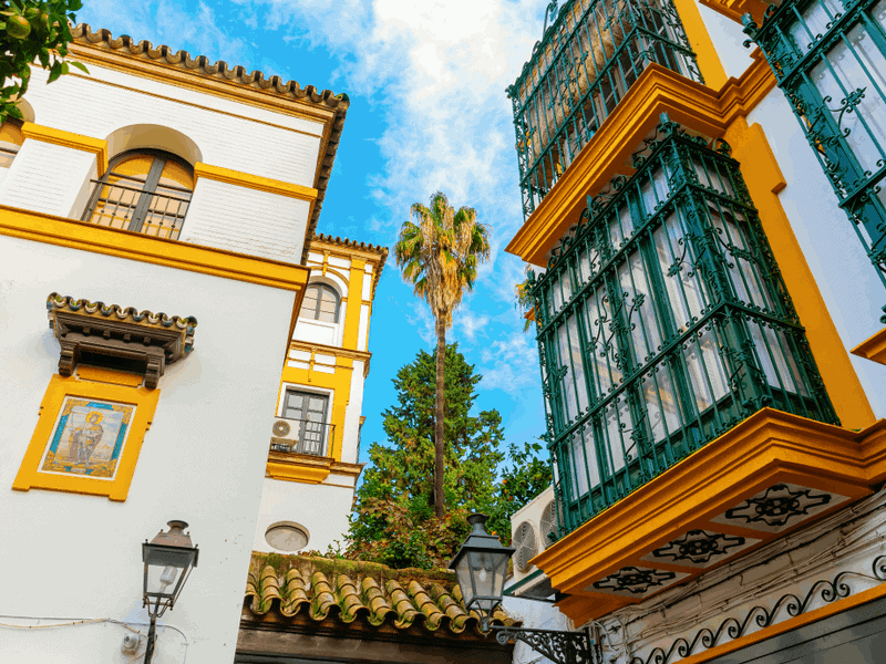 hvit byggning med gule kanter i jødekvarteret Sevilla